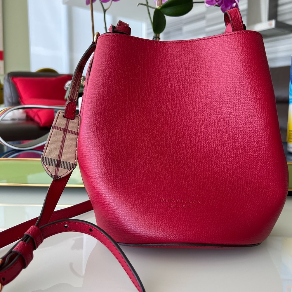 Burberry Small Lorne Bucket Bag - Picture 3 of 8